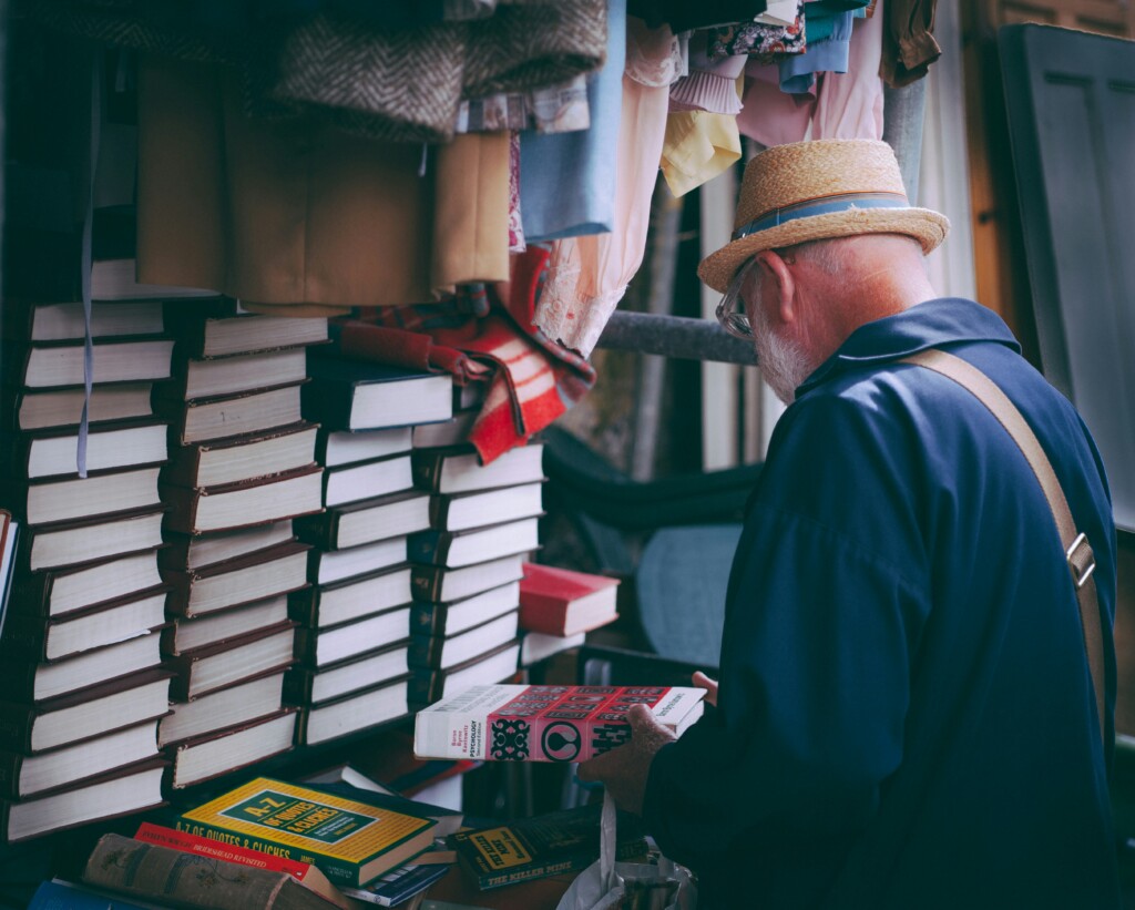 Мужчина на книжном рынке