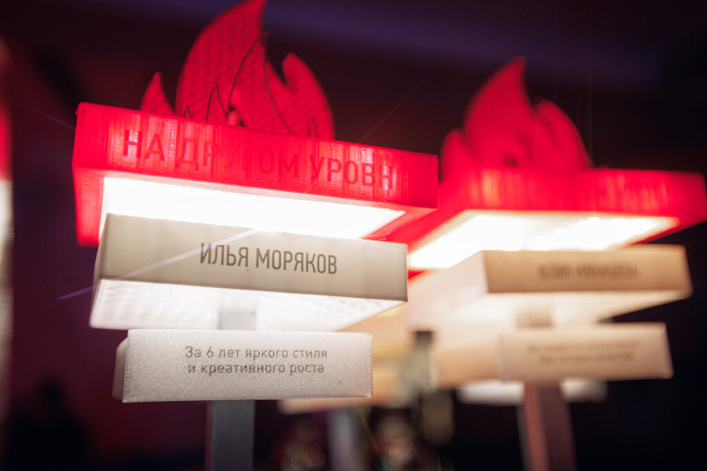 Уже семь лет прошло с того момента, как я пришёл в Bonnie&Slide. За это время изменилась не только моя профессия, но и вся жизнь. Вместе с B&S я вырос, вышел на другой уровень — получил возможность остаться жить в Москве, освоить новую сферу и реализоваться в ней. Работа и обучение здесь стали для меня настоящим шансом изменить всё. Именно в B&S я открыл для себя дизайн презентаций и понял, что нашёл своё дело — то, в чём могу быть полезен людям и получать удовольствие от процесса.