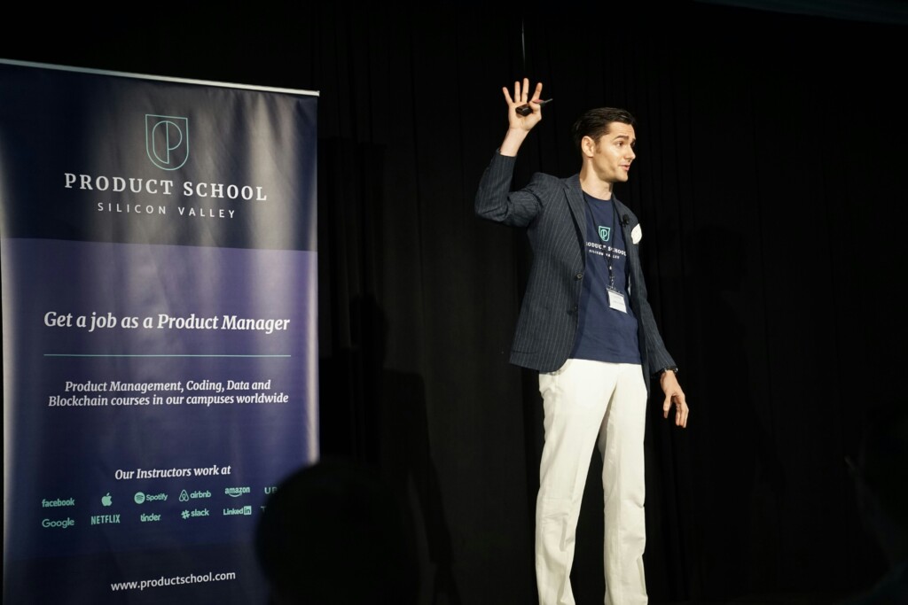 мужчина в чёрном пиджаке