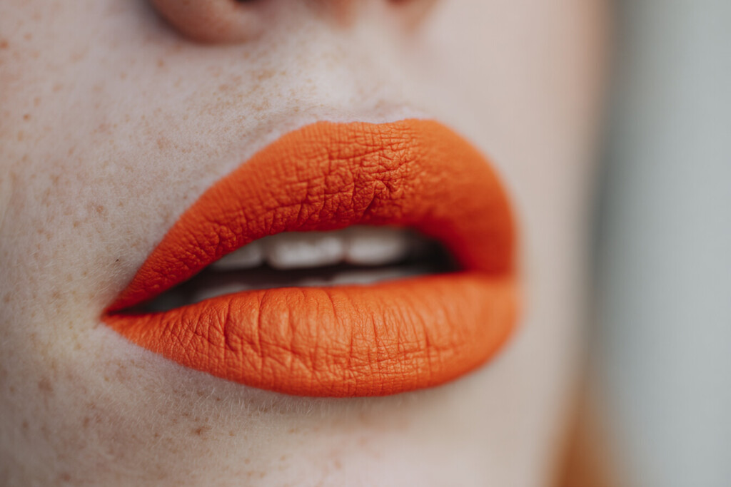 Оранжевая помада