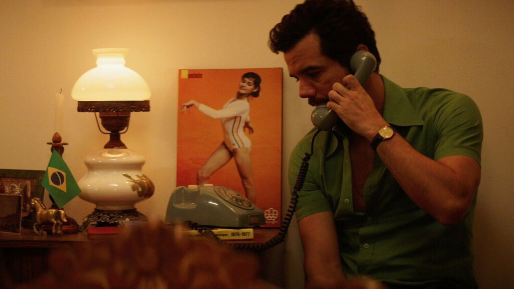 Человек разговаривает по телефону